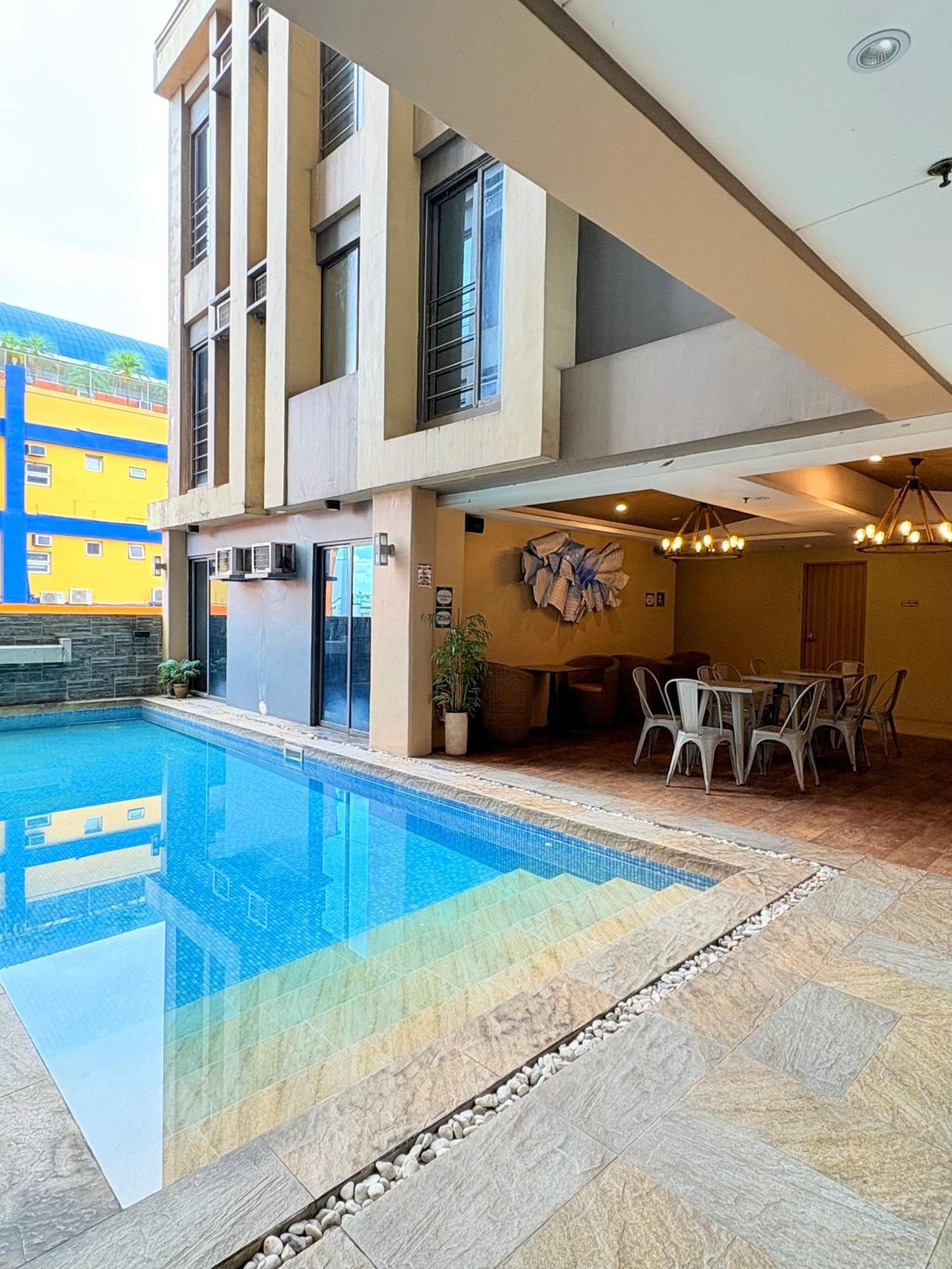Pacific Park Hotel Кесон Сити Екстериор снимка