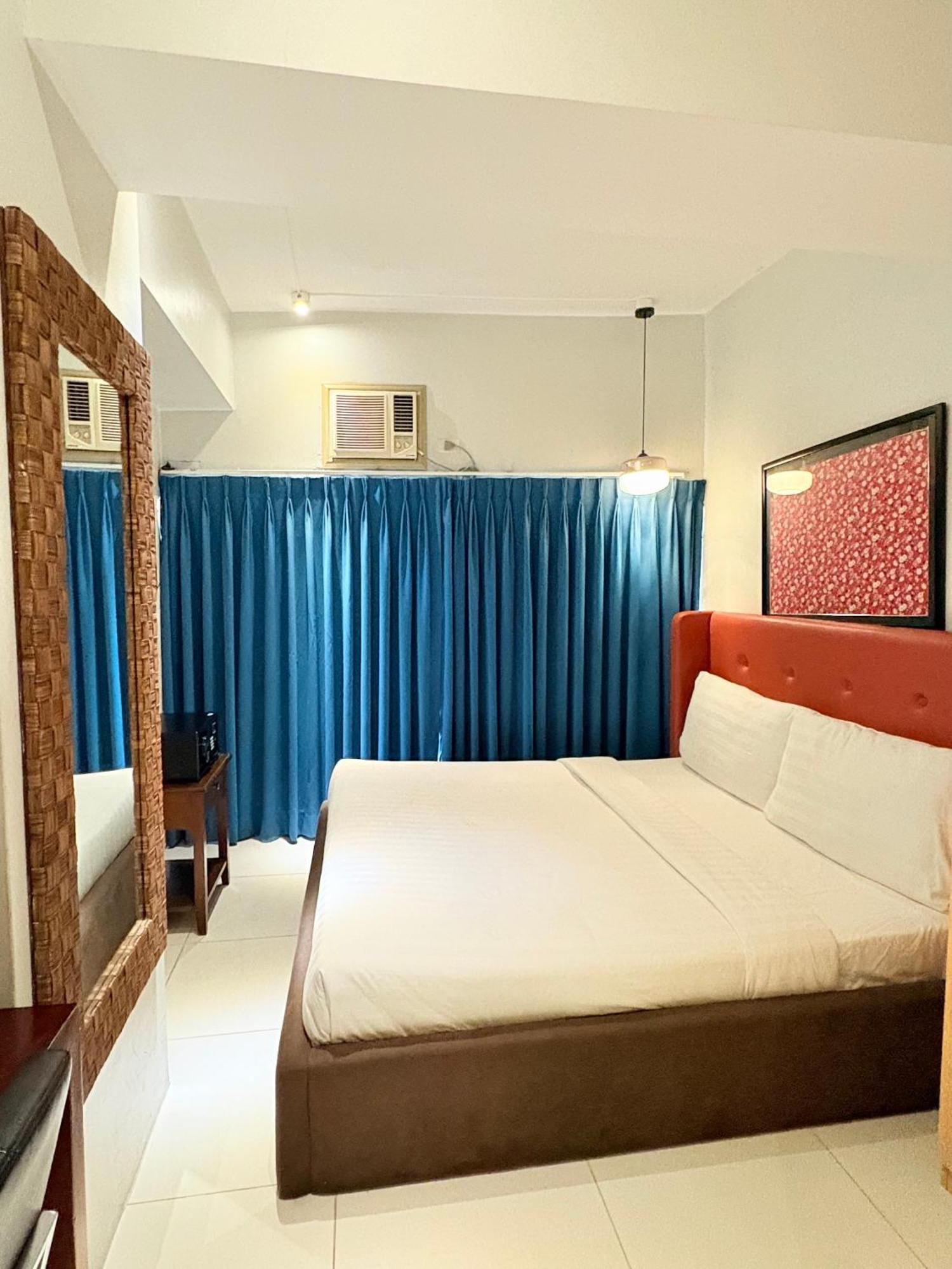 Pacific Park Hotel Кесон Сити Екстериор снимка
