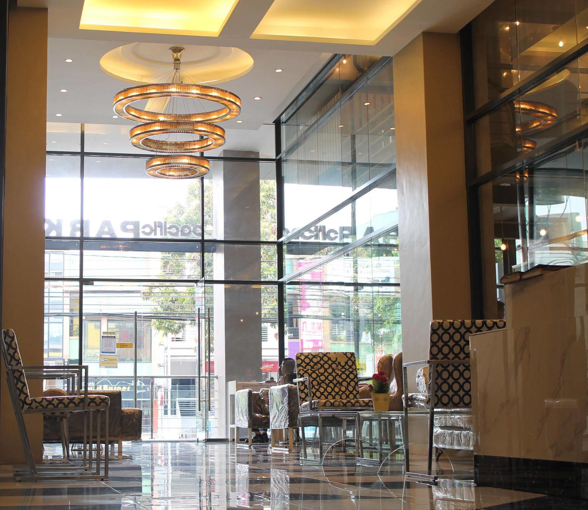 Pacific Park Hotel Кесон Сити Екстериор снимка